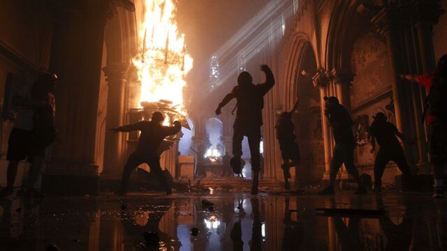 В Чили демонстранты подожгли две церкви в годовщину массовых протестов