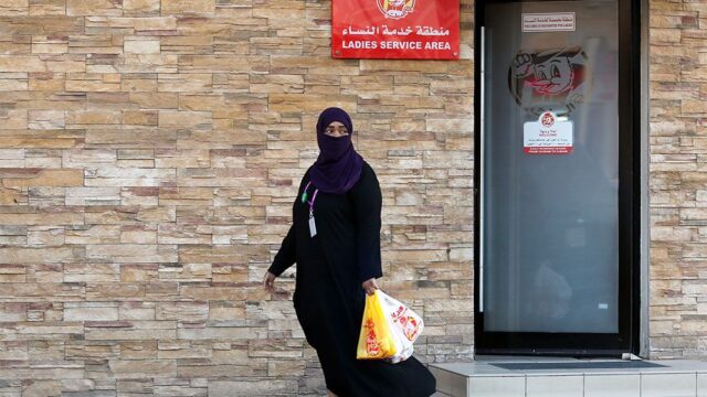 Саудовские власти разрешили женщинам есть в ресторанах вместе с мужчинами