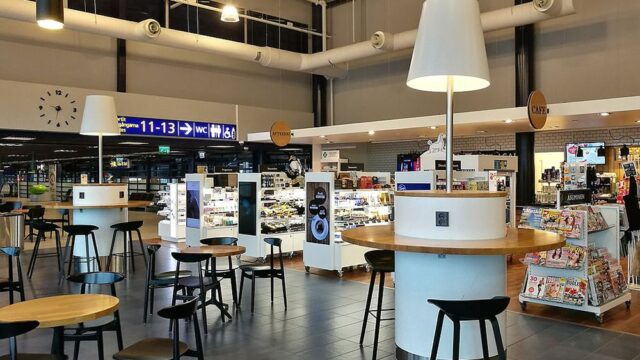 Кафе и рестораны в московских аэропортах после проверок ФАС согласились снизить цены