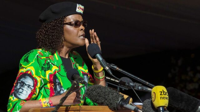 Полиция ЮАР запретила жене президента Зимбабве покидать страну. Грейс Мугабе подозревают в избиении модели