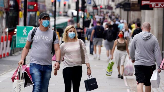 В Нидерландах отказываются от защитных масок, в Париже — наоборот: как в Европе снова вводят ограничения