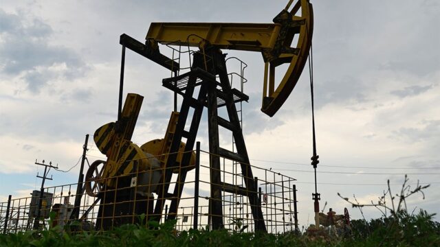 Цена нефти Brent впервые с июня опустилась ниже $40