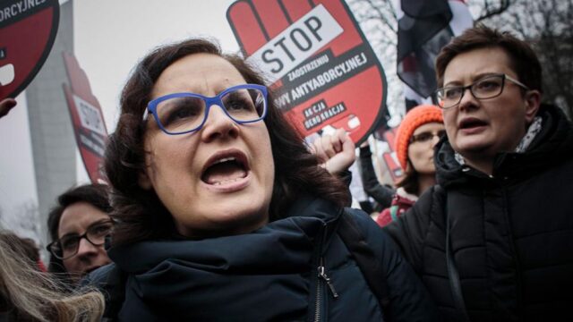 В Польше десятки тысяч людей вышли на митинги против ужесточения закона об абортах