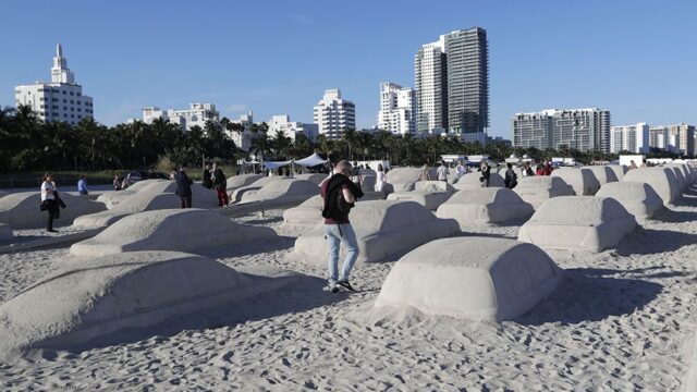 На пляже во Флориде установили 66 автомобилей из песка в натуральную величину. Это инсталляция на тему глобального потепления