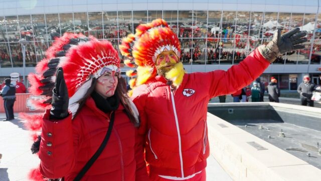 «Канзас-Сити Чифс» запретил фанатам приходить на матчи в индейских шапках