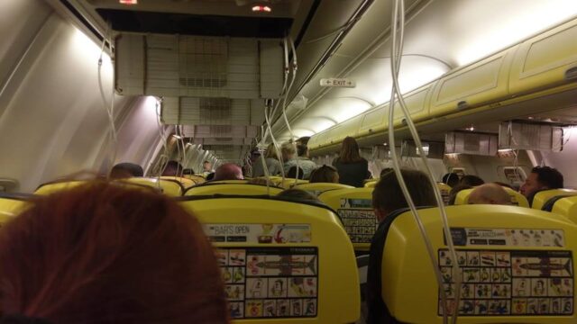 Пассажиры самолета Ryanair обратились в больницу после аварийной посадки