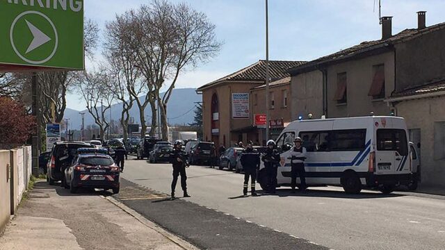 Полиция застрелила террориста при штурме супермаркета на юге Франции