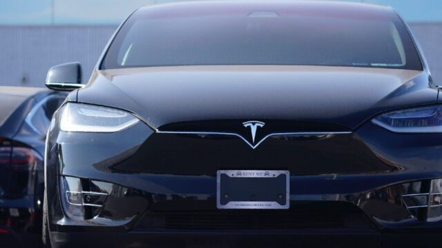 Bloomberg: Китай запретил парковать Tesla на военных объектах