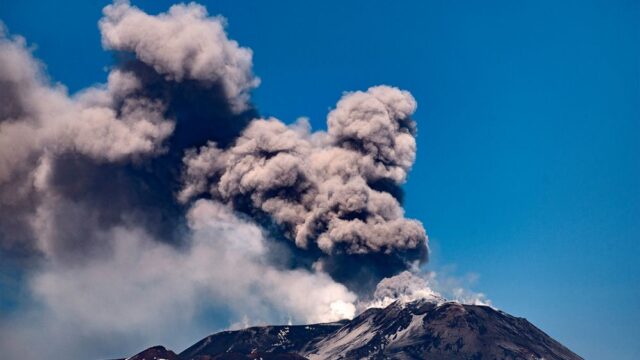 Ученые выяснили, что люди выбрасывают в атмосферу больше углекислого газа, чем вулканы