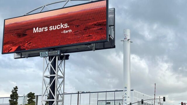 У штаб-квартиры SpaceX в Калифорнии установили билборд «‎Марс — отстой»