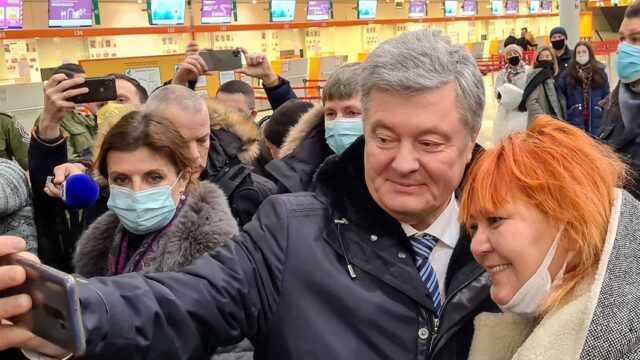 Обвиняемый в госизмене Порошенко вернулся на Украину. Ему грозит арест
