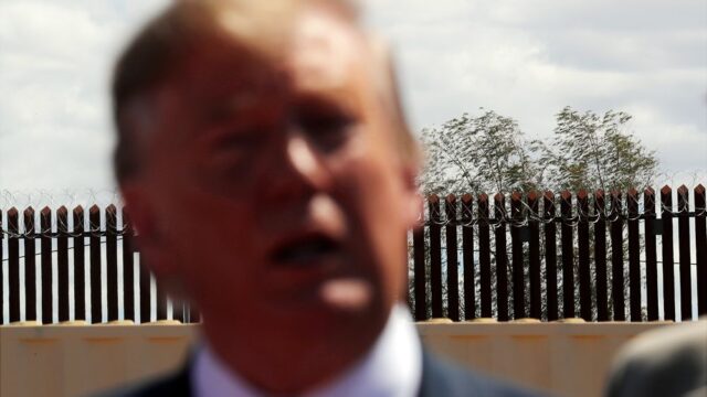 Суд в Калифорнии временно запретил Трампу строить стену на границе с Мексикой