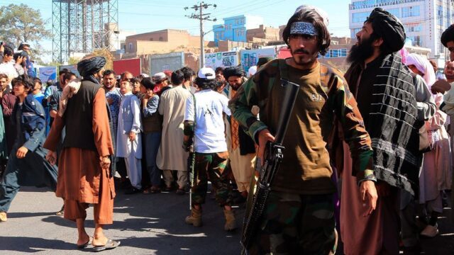 АР: талибы вывесили тело казненного человека на главной площади Герата
