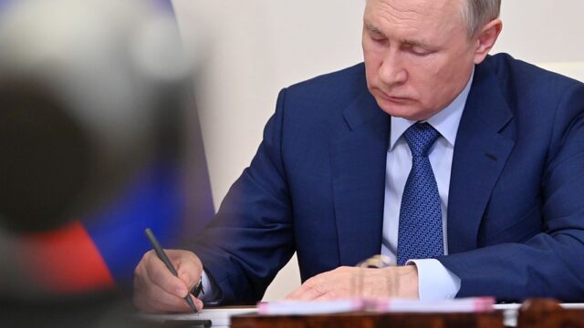 Путин подписал закон о запрете участвовать в нежелательных НПО за рубежом