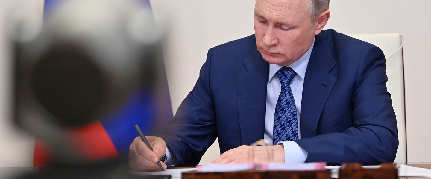 Путин подписал закон о запрете участвовать в нежелательных НПО за рубежом