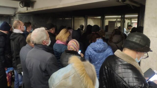 «Очереди обнулили карантинные меры»: что говорят о толпах на входе в метро из-за системы пропусков в Москве