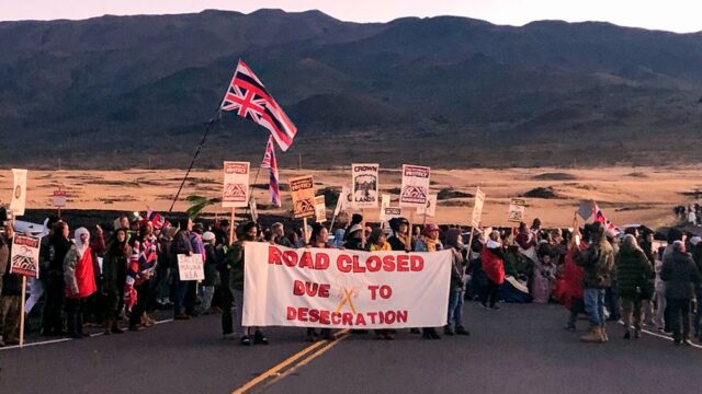 На Гавайях жители вышли на акцию против строительства телескопа на горе, которую они считают священной