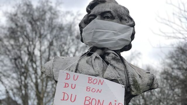 Во Франции активисты надели на статуи маски, чтобы напомнить о загрязнении воздуха