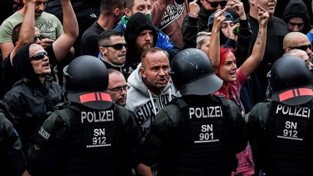 В Саксонии нескольких человек ранили в столкновениях левых и правых демонстрантов