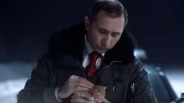 Comedy Club выпустил новогодний ролик, где похожий на Путина актер «случайно» спасает котенка перед камерами