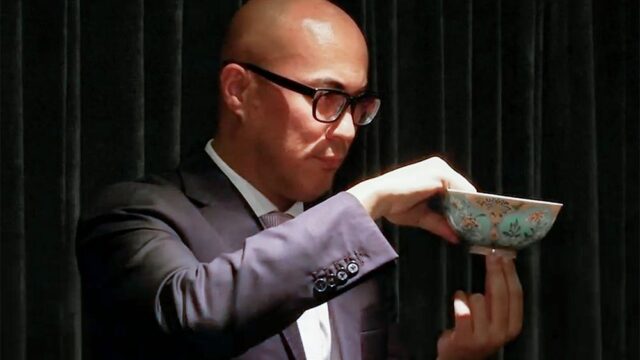На аукционе Sotheby’s фарфоровую чашу династии Цин продали за $30 млн