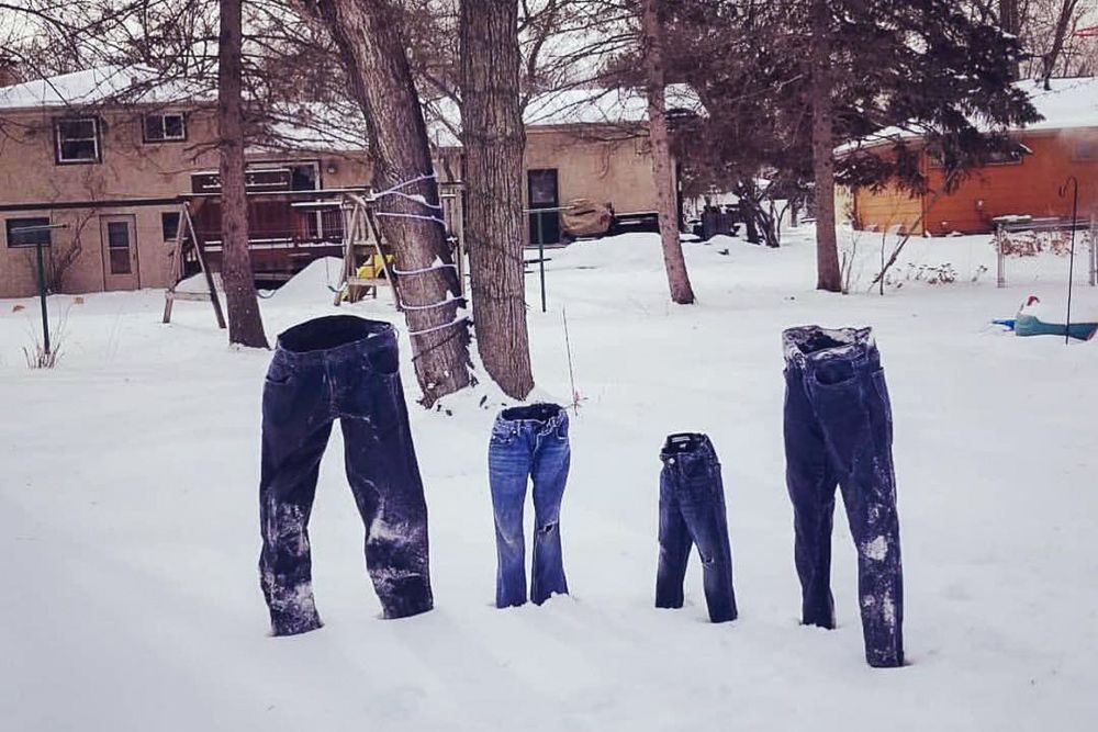 Американцы, которые страдают из-за сильных холодов, запустили новый челлендж: они замораживают одежду