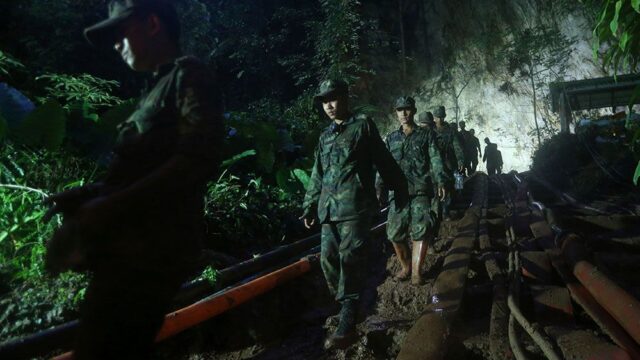 При спасении подростков из пещеры в Таиланде погиб водолаз