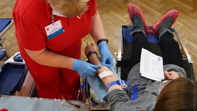 В России — дефицит донорской крови. Что происходит?