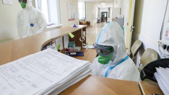 Число заражений коронавирусом в России достигло почти 300 тысяч
