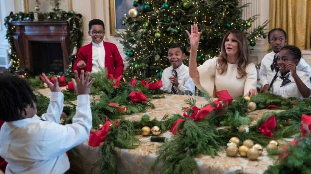 Мелания Трамп показала рождественское убранство Белого Дома. Фотогалерея