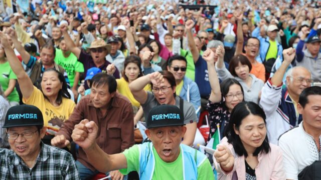 На Тайване тысячи человек вышли против политики Китая