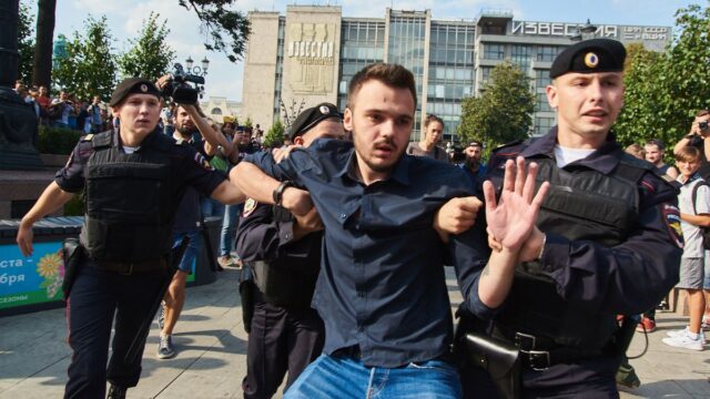 «ОВД-Инфо»: на протестных акциях в России задержали больше тысячи человек