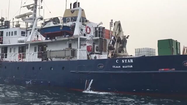 Корабль борцов с мигрантами застрял у берегов Ливии. На помощь ему отправили корабль, помогающий мигрантам