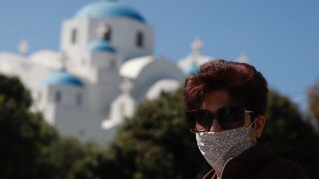 Греция будет принимать привитых «Спутником V» туристов