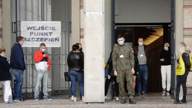 Власти Польши извинились за хаос из-за сбоя в системе записи на вакцинацию