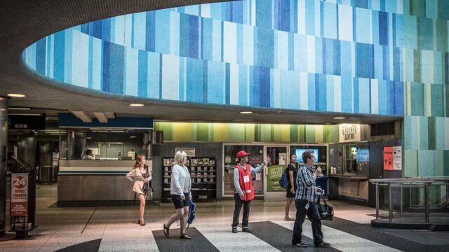 В Торонто сделали бесплатным проезд в общественном транспорте в честь открытия новых станций метро