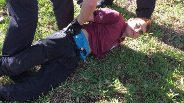 Стрелок из Флориды признал вину в убийстве 17 человек