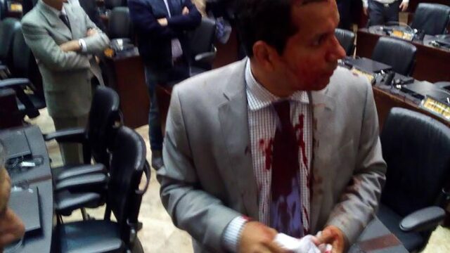 Сторонники Мадуро избили депутатов в парламенте Венесуэлы