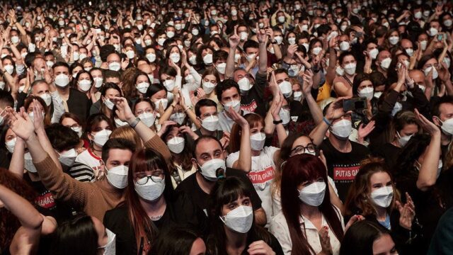 В Барселоне прошел концерт c 5 000 зрителей, сдавших экспресс-тесты на COVID