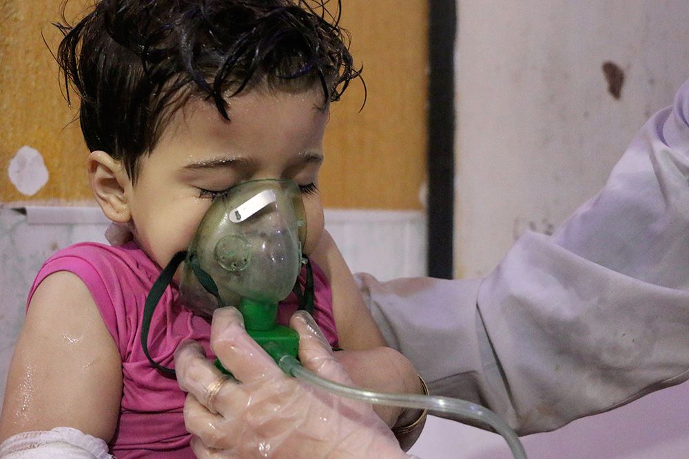 Продюсер Би-би-си назвал видео после химической атаки в Сирии постановкой