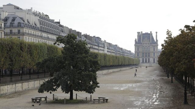 В Париже и других крупных городах Франции введут комендантский час из-за коронавируса