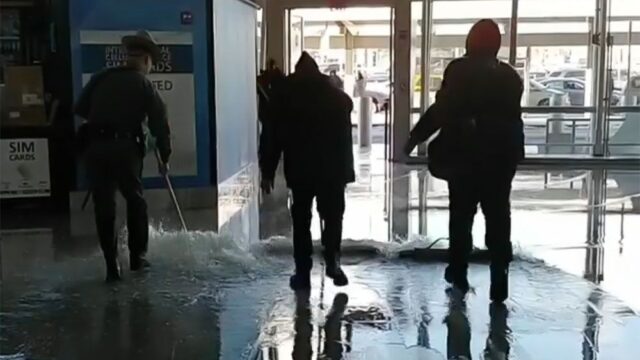 В нью-йоркском аэропорту имени Кеннеди эвакуировали терминал из-за прорыва водопровода