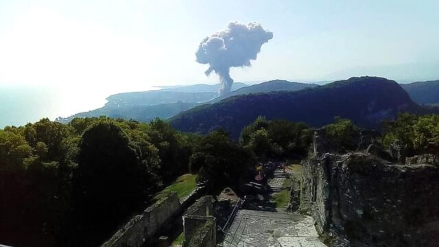 При взрывах на военных складах в Абхазии погибли две туристки из России