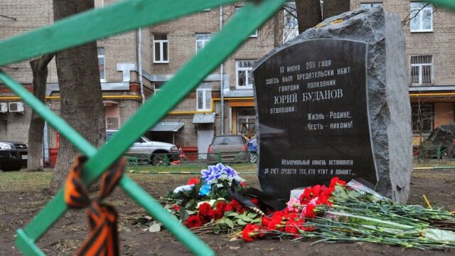 Агентство «Москва»: женщина в хиджабе бросила «коктейль Молотова» в мемориал Буданову в Хамовниках