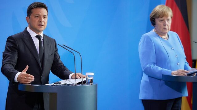 Bild: Меркель отказала Зеленскому в поставках оружия на Украину