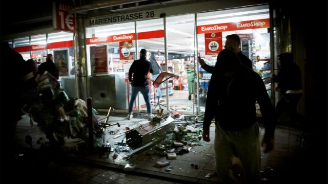 В Штутгарте в ходе беспорядков пострадали больше десяти полицейских