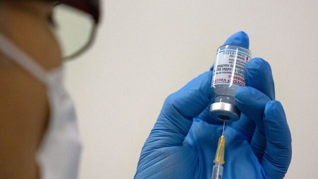 Япония приостановила использование вакцины Moderna из-за грязных ампул