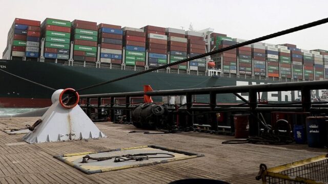 В Суэцком канале пытаются снять с мели контейнеровоз