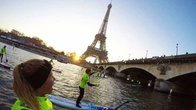В Париже 700 спортсменов проплыли на серфах по Сене. Фотогалерея