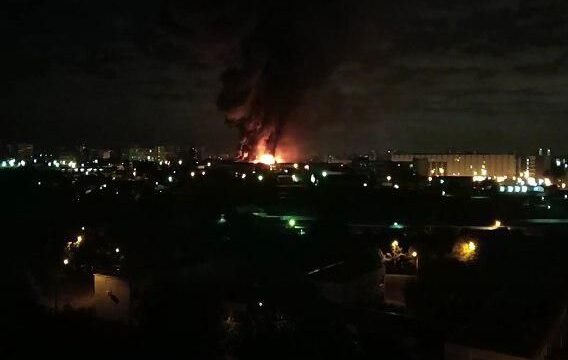 На севере Москвы горит склад, пожар охватил 15 тыс. кв. метров